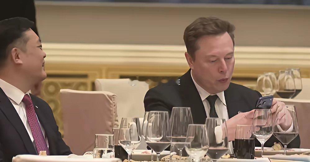 马斯克为什么用的苹果17不用小米17啊气死我了