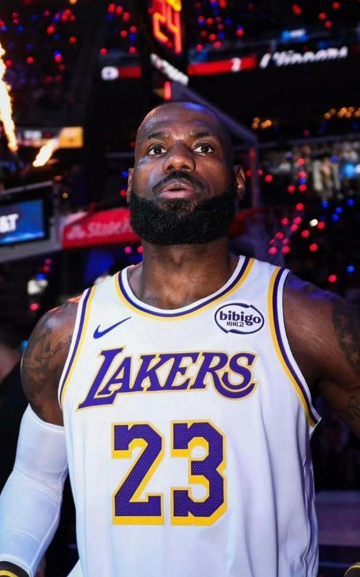 湖人24分惨败太阳：雷迪克该下课了吗？湖人24分惨败太阳，这场比赛几乎把球队的