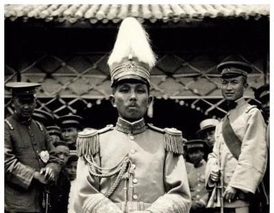 1923年，大军阀杨森喝醉了，误把自己的干儿女曾桂芝当成了姨太太，抱着她宠幸了一