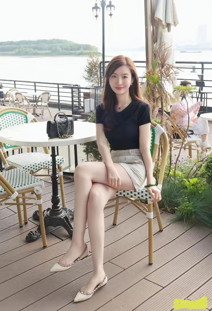 优雅下午茶时光，黑T恤+米色短裙，轻松惬意