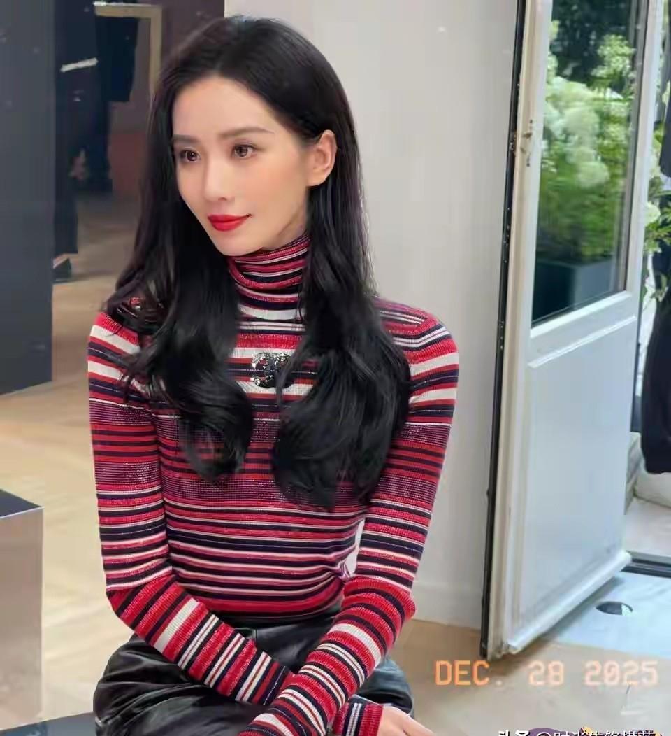 刘诗诗又美出新高度了？这身彩虹条纹高领衫配皮裙，简直是教科书级别的“柔飒碰撞”