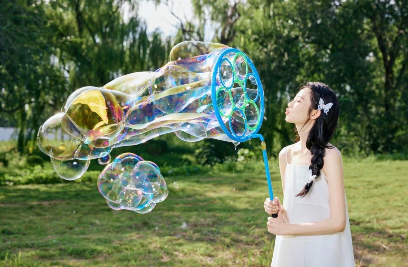 张艺凡辟谣录节目吃不饱睡不暖张艺凡在节目里真的是一个特别有趣又生动的女生，听到