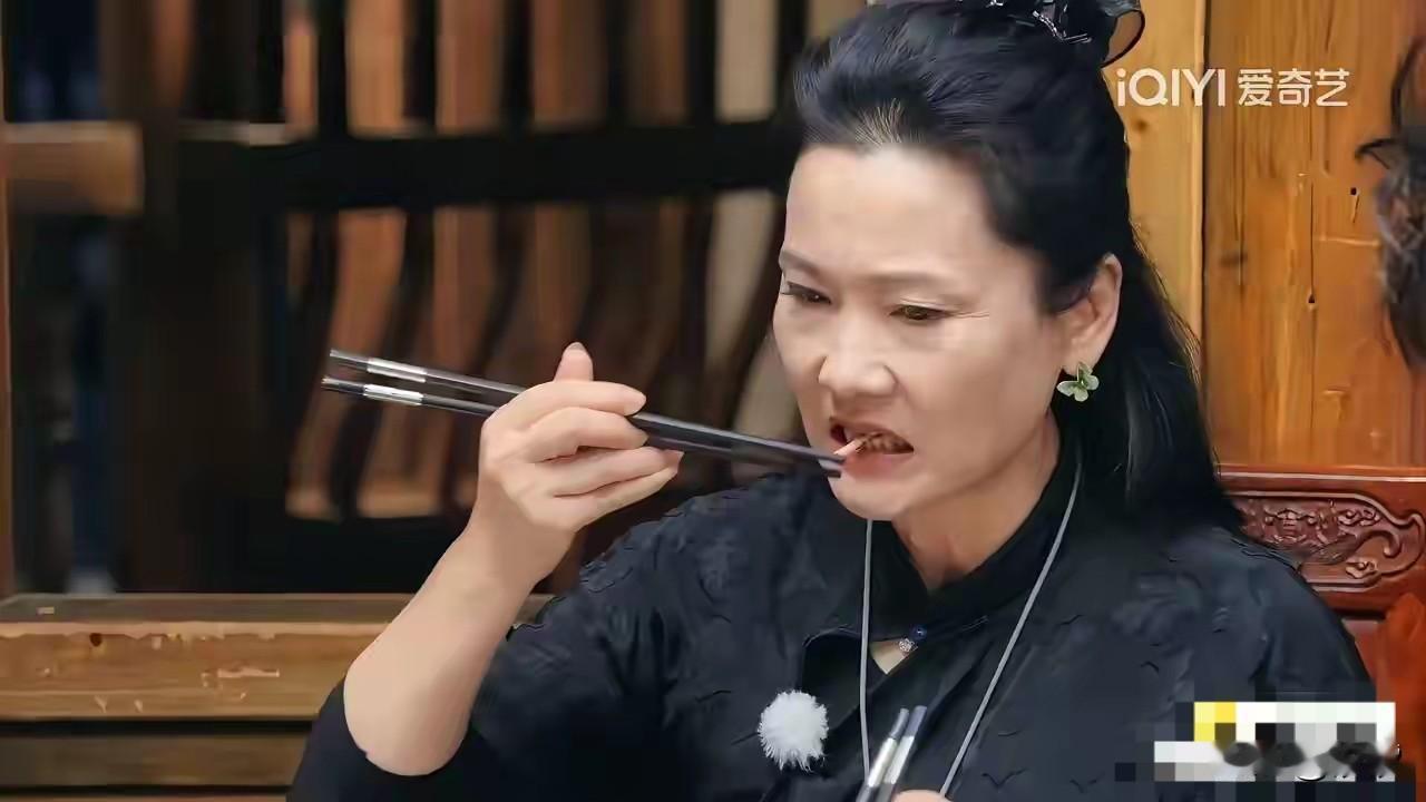 演员何赛飞在贵州一档综艺节目，丢人丢到了家，当地上了一道名菜折耳根，何赛飞