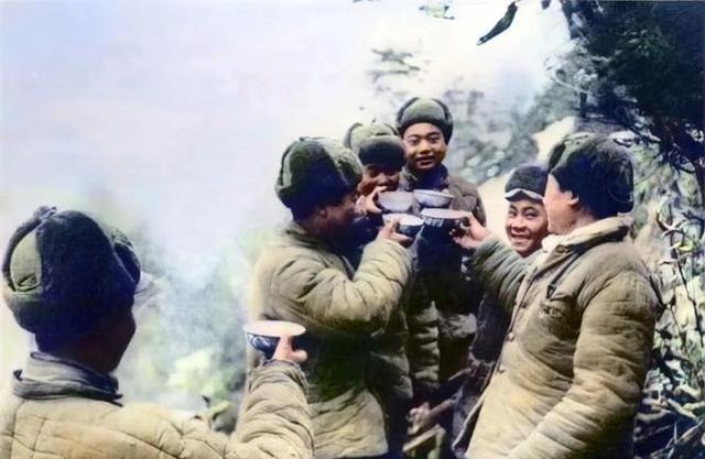 一门炮，正常得6个人操作，重2.3吨，每发炮弹40多斤。1951年10月3日，天