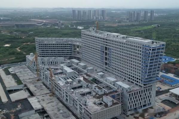 有人说湘潭新建的医院都成了半拉子工程，确实如此。以前摊子铺得太大，项目太多，资