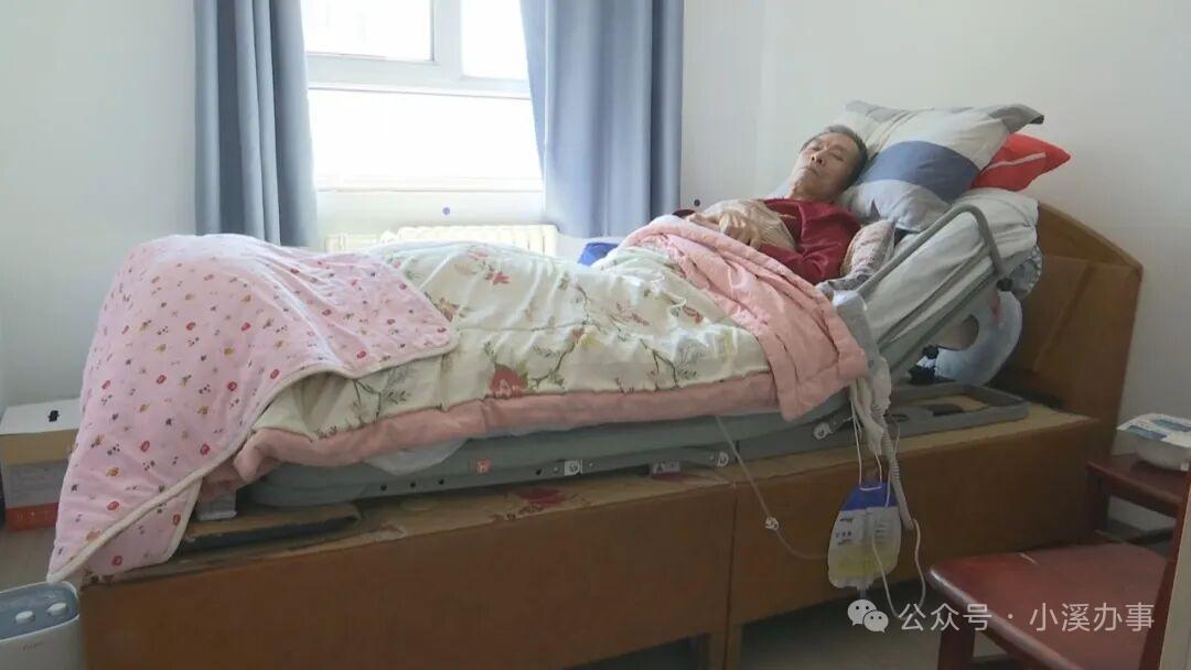 工地挖掘机吊绳断裂三名工人跌下深坑济南的魏先生平时在工地打零工，2025年