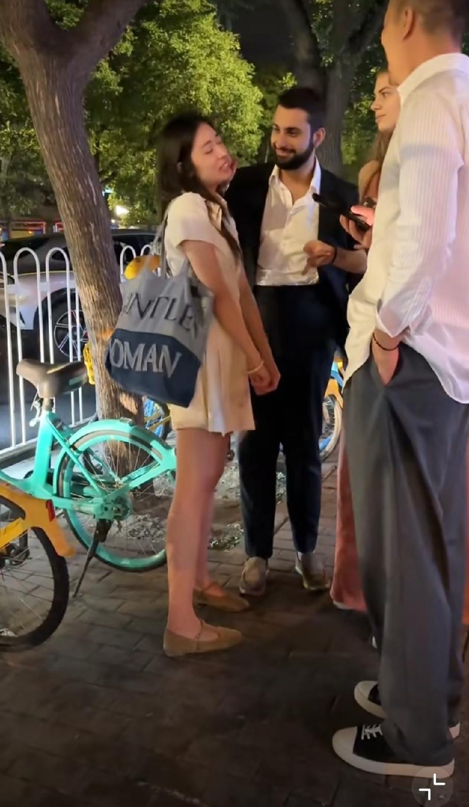 外国美女也看不下去了…[捂脸哭]吐槽外国人欧洲老外老外小哥