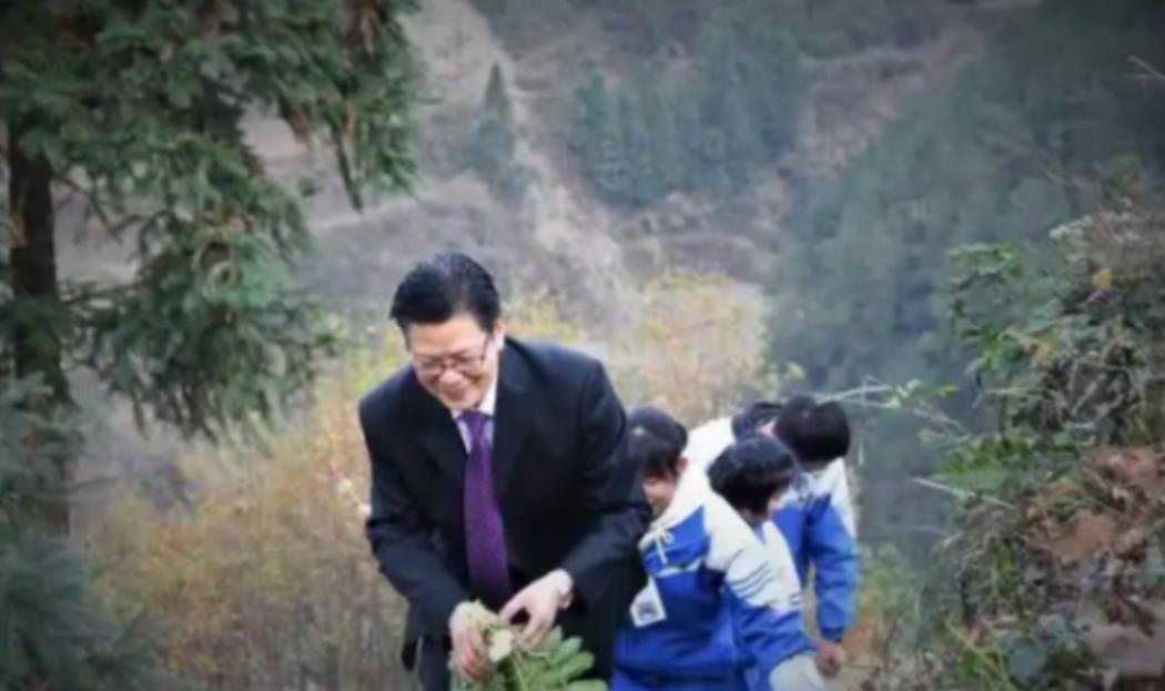 2016年，杭州一校长退休，拒绝百万年薪，前往山区支教，谁知，半年后，学