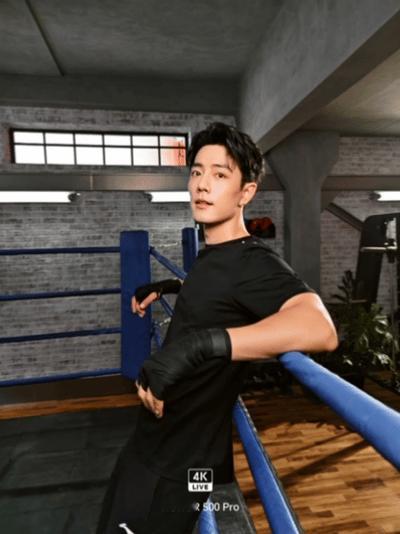 肖战就这么荡啊荡的，还对你笑！