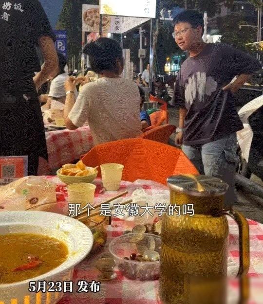 太巧了！近日，一位妈妈带儿子去吃烧烤，无意间瞥见隔壁桌的女子，觉得对方极像断联十