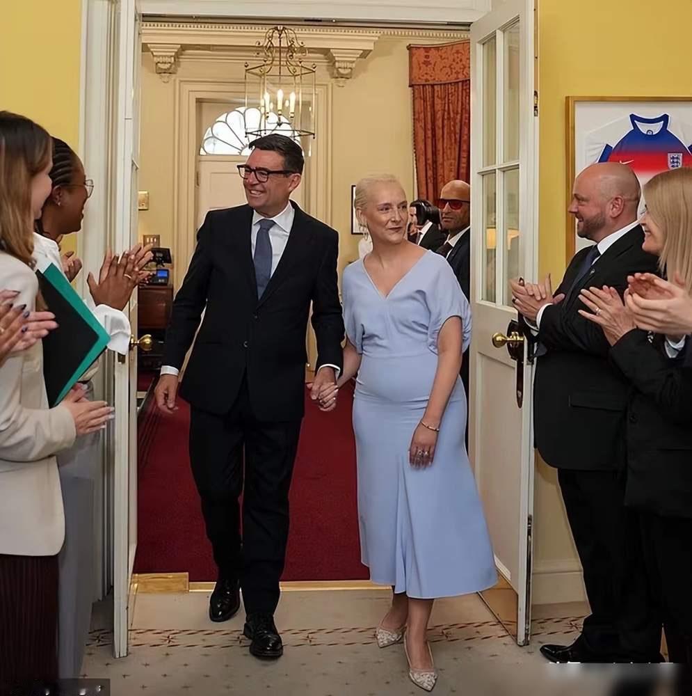 英国新首相上任，全网却盯着他老婆的裙子骂！7月20日，安迪·伯纳姆正式当上英