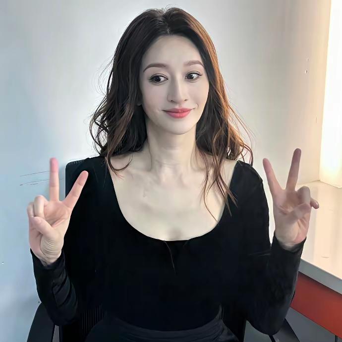 李小冉这波火得是真不按套路来。《乘风2026》一公舞台，她跟王濛、唐艺昕合