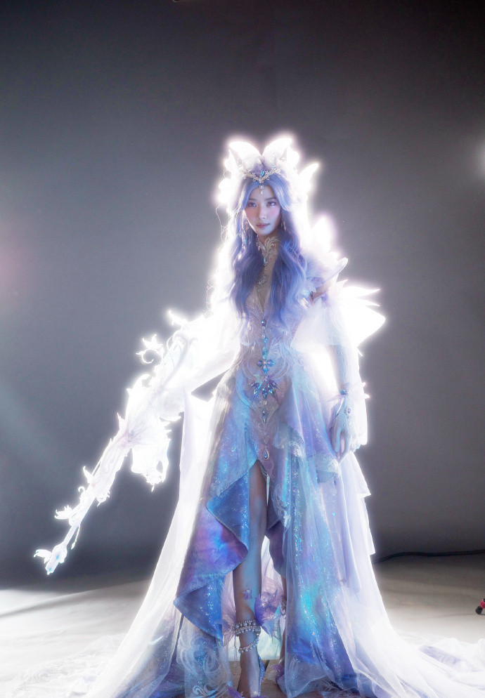 再一次看到了卢昱晓的可塑性从温柔易碎的纯白氛围感，到锐利带刺的强势气场，卢昱晓