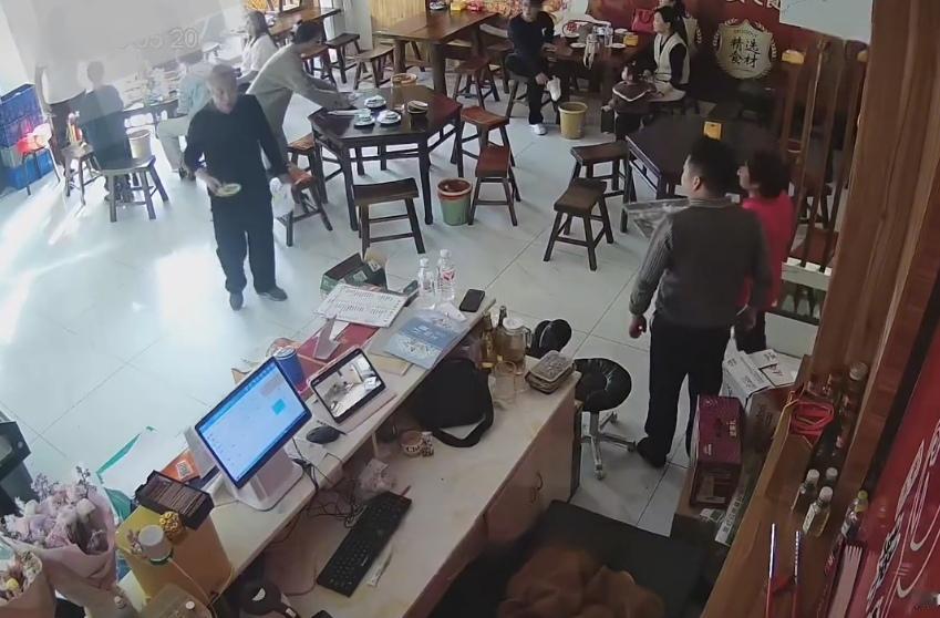 山东济宁一家餐馆里，女顾客正吃饭，结果水煮肉片里居然吃出一张纸片。店员一看赶