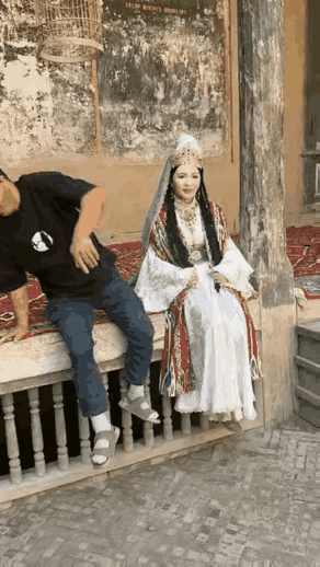 与新疆美女合拍一张十元！喀什街头这波操作，坐着就把钱挣了刷到喀什街头这一幕