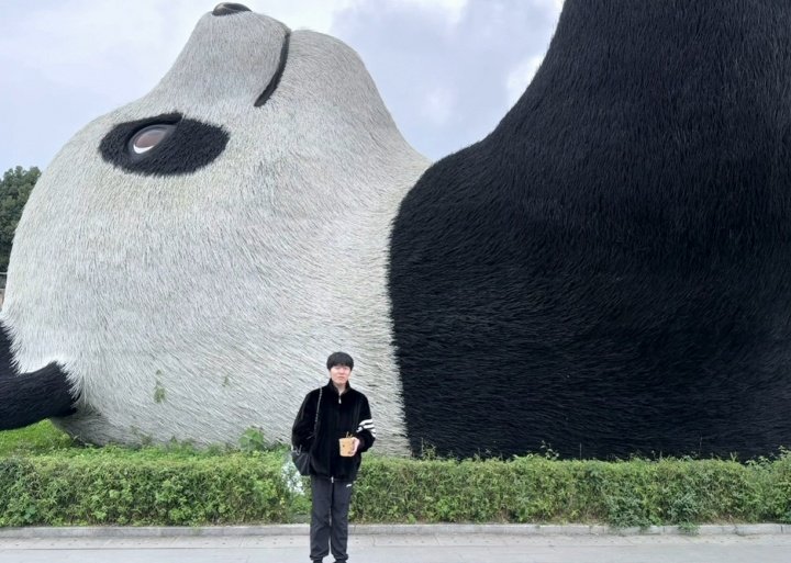 小钰晒与男友Rookie出游照：鱼鱼寄回旅行游客照请查收Ming邀请Keria吃