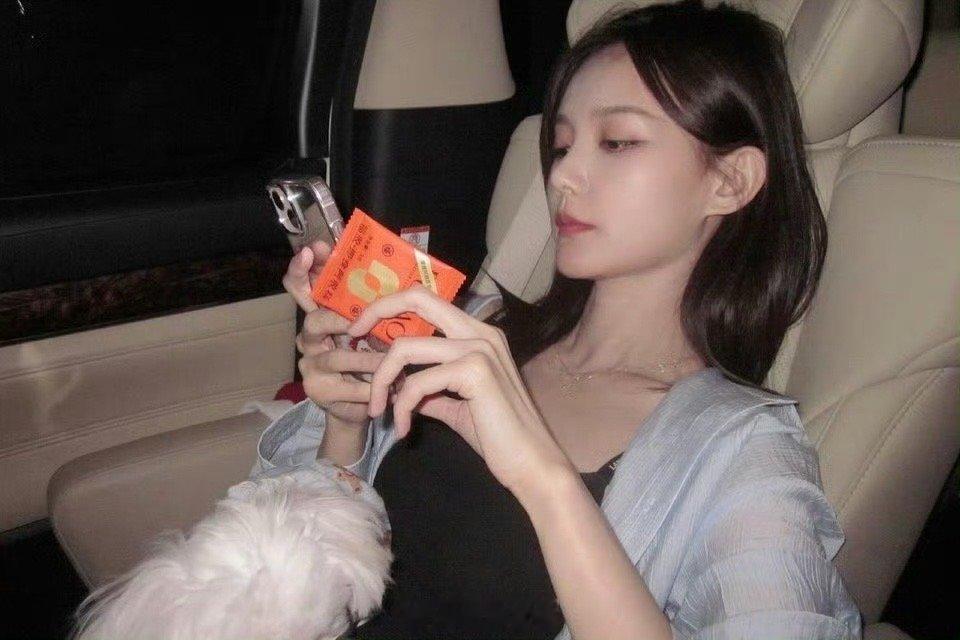 李一桐手里拿的是什么？
