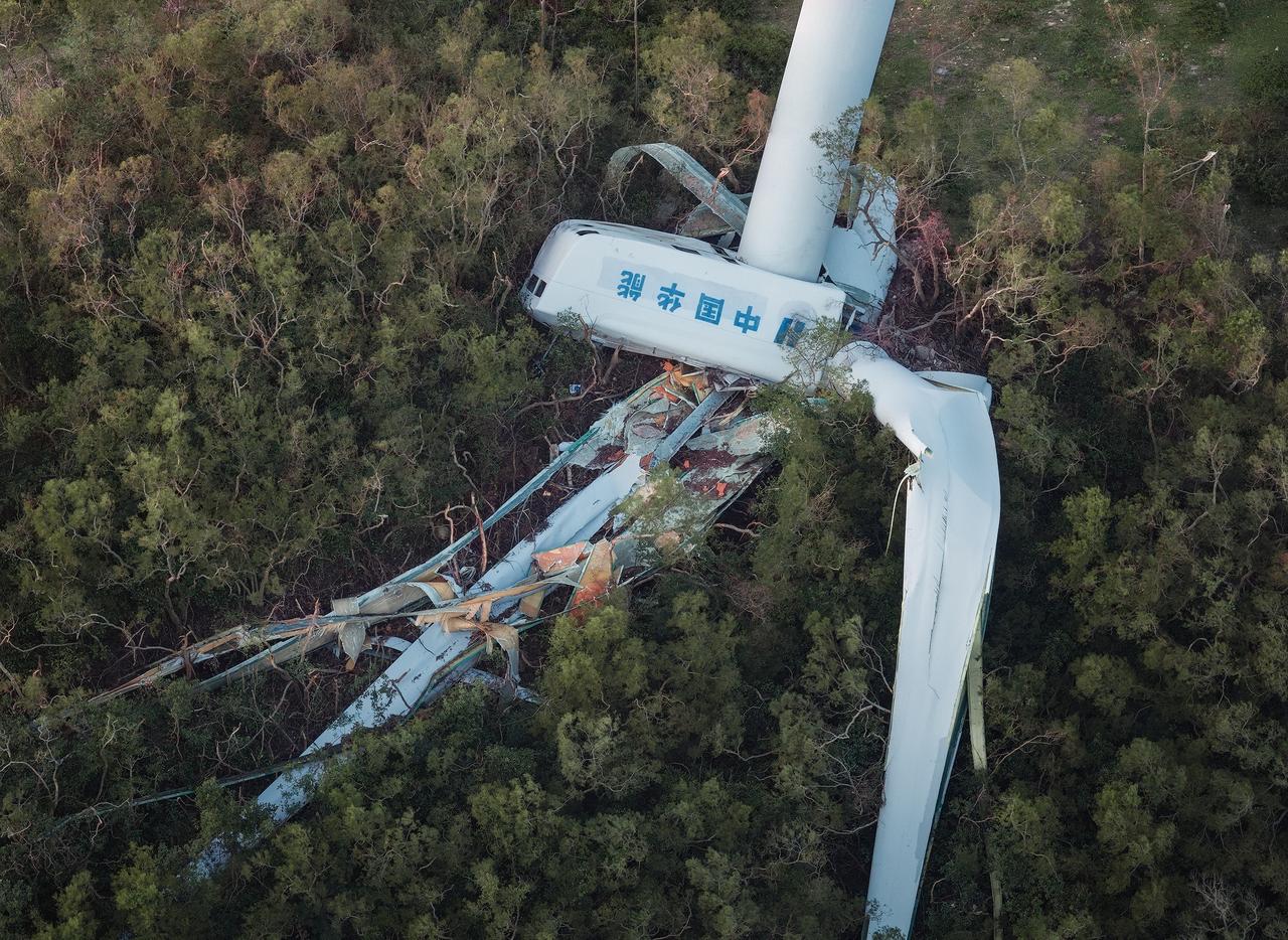 广东湛江，台风“桦加沙”席卷过后，华能雷平风电场5台风力发电机倒塌，图为倒塌的风
