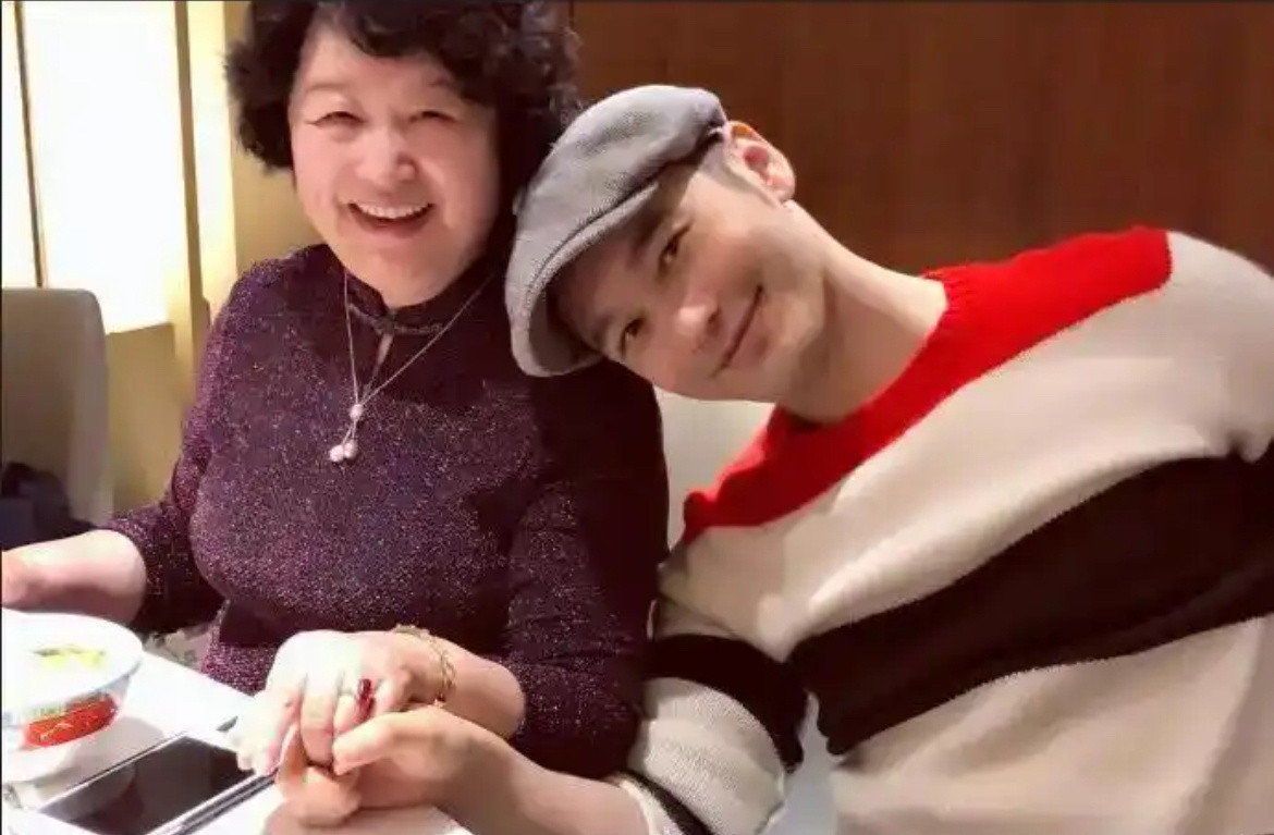 回顾黄晓明母亲：曾阻拦儿子与杨颖离婚，如今孙子成了她心中的痛“小海绵太懂事了，我