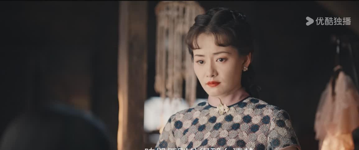 《灼灼韶华》二妞是电影明星，褚韶华是闻氏药房的经理，她们两人谁赚的钱多？我感觉应