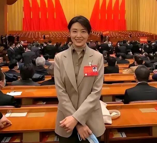 这么多年过去了，她仍然是央视的第一美女，她不光五官好看，骨相顶级好，更难得的是，