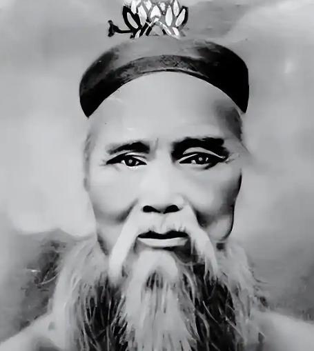 1932年，武当老道遭30多匪徒打劫，喝问：你们脑袋比石头还硬吗？这位老道不是别