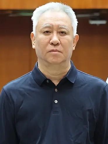 许家印现在后悔了吗？大家看过老剧《大染坊》吗？主角陈六子是乞丐出身的乱世奇商