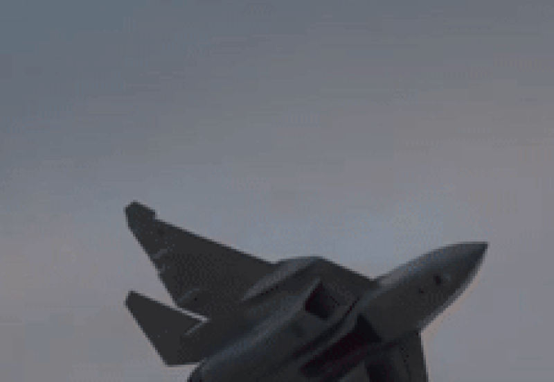 不容易，苏-57的侧弹舱终于秀了。截两张动图出来。​​​