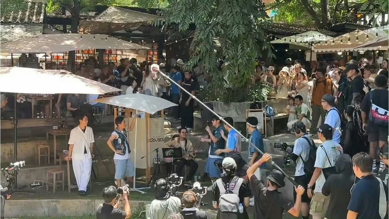 清迈偶遇周杰伦唱稻香不是吧，这就在现场听到了，买不到票的我们好羡慕