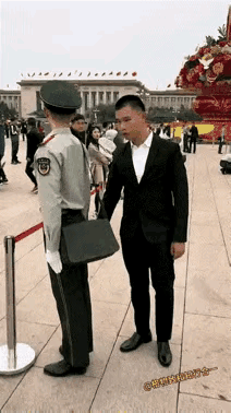 便衣支队长向武警战士传达指令，危险己经解除，只须严地待命。