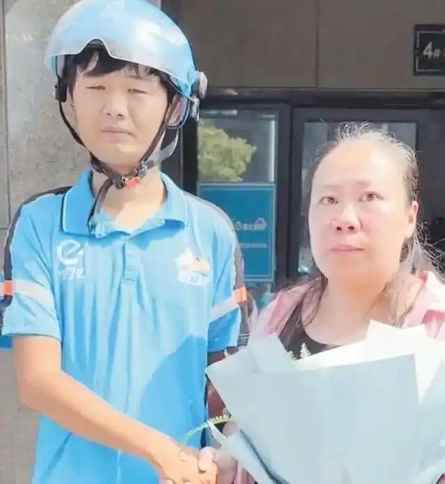 外卖小哥刘旭，就想找个墙角抽根烟。他怎么也想不到，这根烟的工夫，会有一个女老板冲