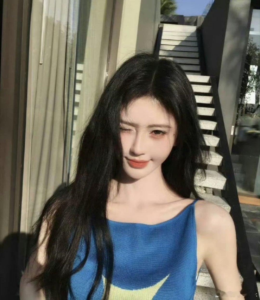 鞠婧祎ins更新鞠婧祎ins深夜更新，怼脸自拍清冷又软萌，低饱和韩系质感超绝，托