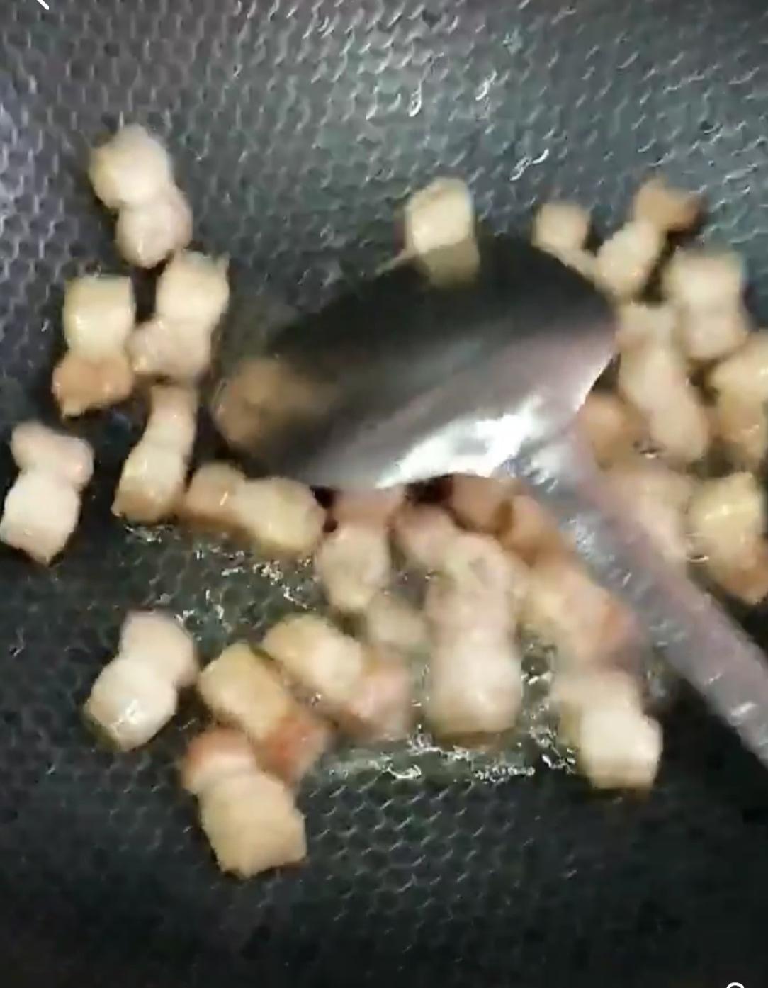 现在每天做饭最让人头疼的就是那口锅，300多块钱买的康巴赫牌，又重又粘锅买