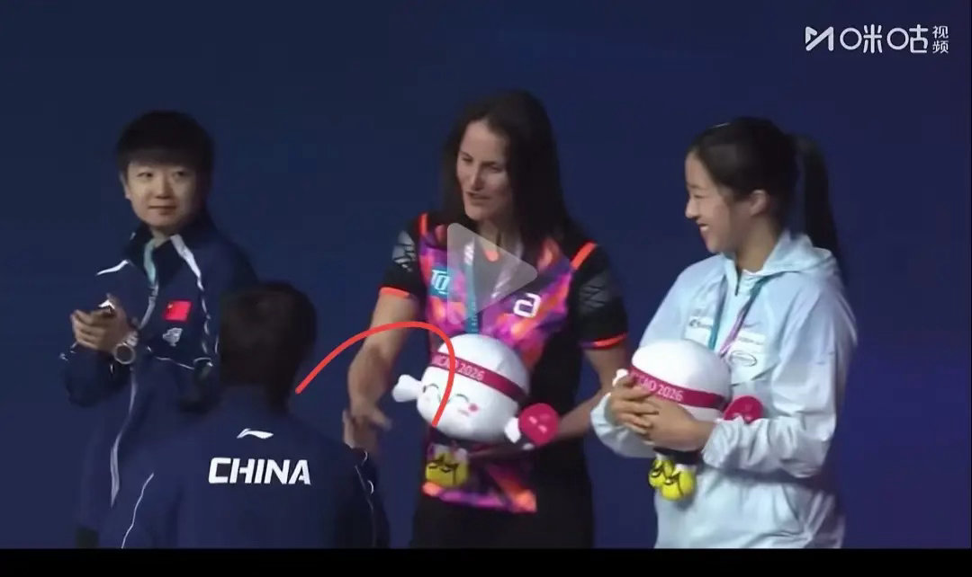 挑事的人无处不在！昨天女单颁奖时候，轮到王曼昱上台领奖了。只见王曼昱微笑着从领奖