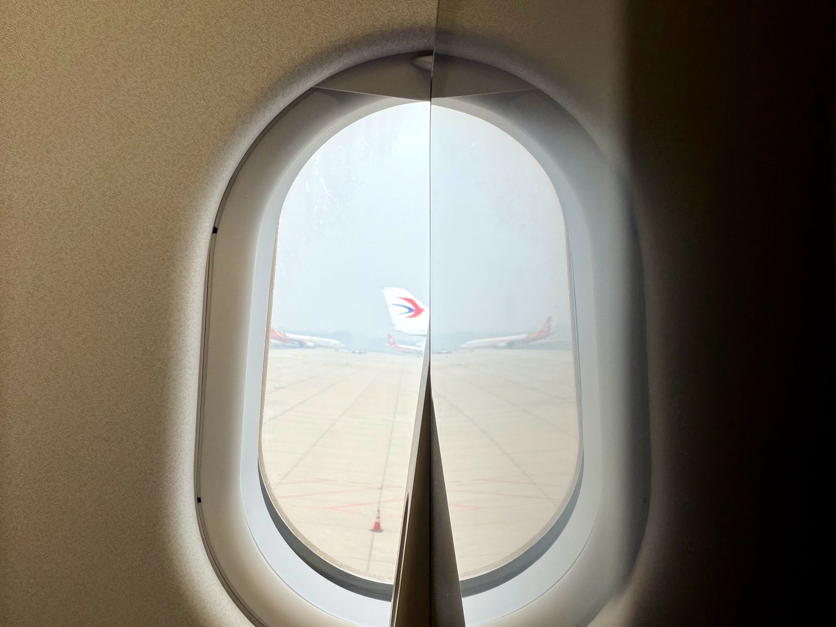 早起的鸟儿…有飞机坐….第一次用iPhone的前置镜头拍照片，以前那个镜头只用来