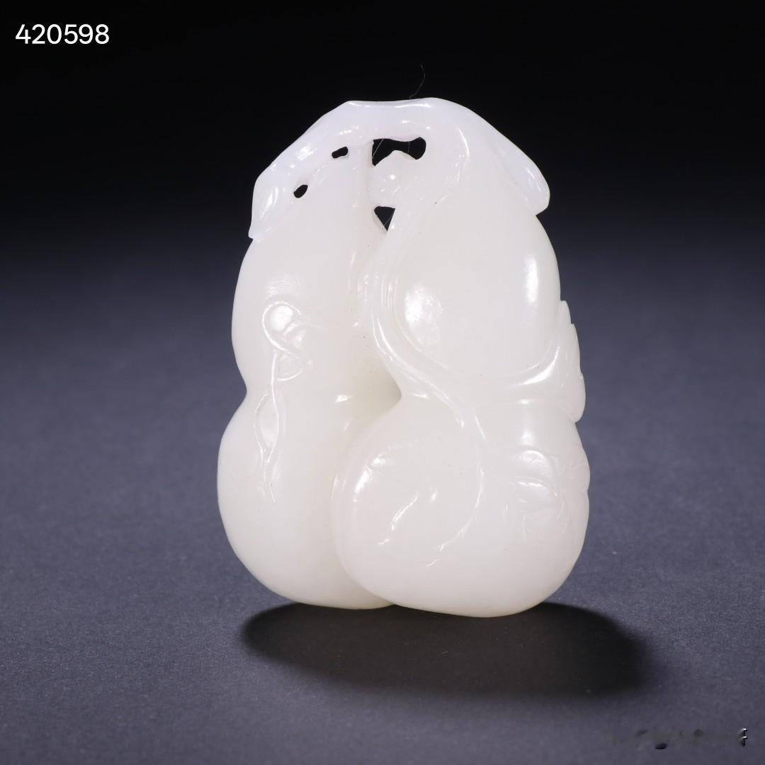 清代和田玉连体葫芦挂件。规格-宽6.5*4.7cm重98g