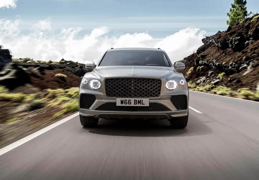 日前，宾利添越云境版官图发布，有长轴距版和标准轴距版可选，均配备V8发动机，标准