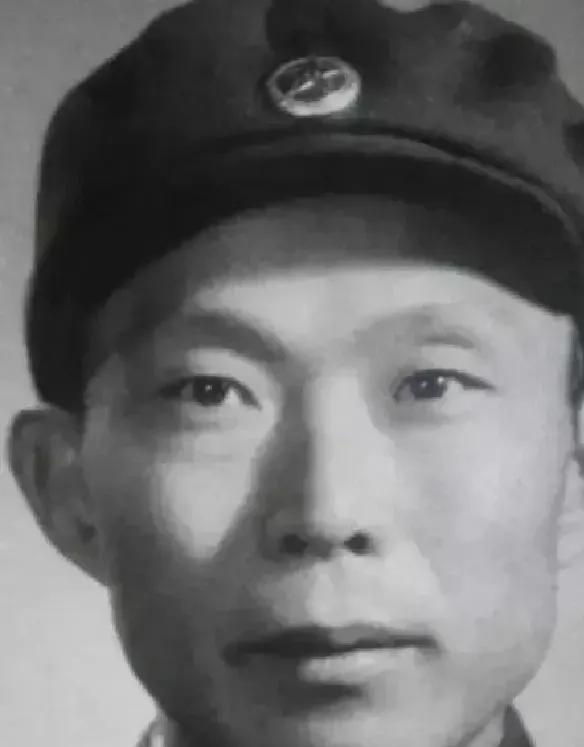1976年，胡炜像往常一样，以军委办公厅主任的身份走进会议室，他完全没料到，这一