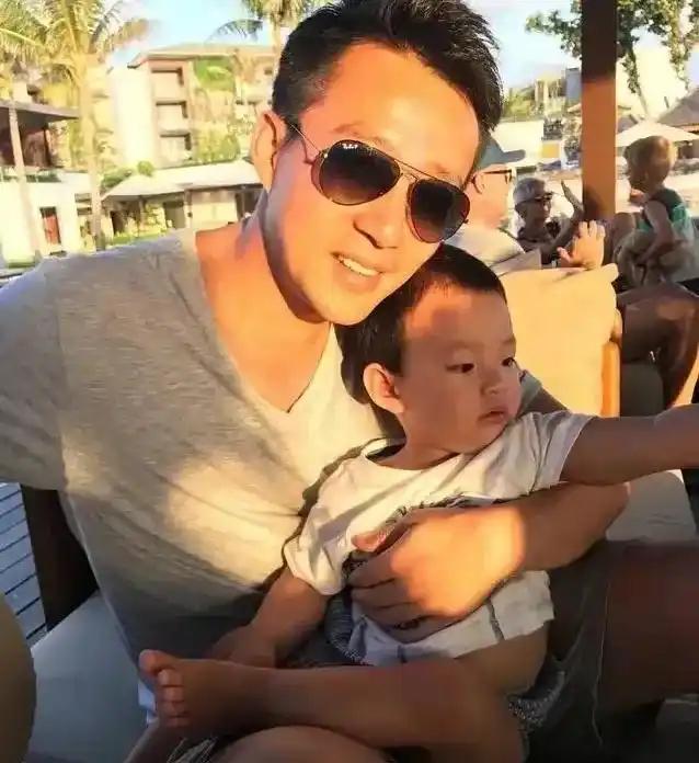汪小菲这几年，从“愤怒男主”慢慢变成“老父亲”状态，变化挺明显。早期为了带孩子出