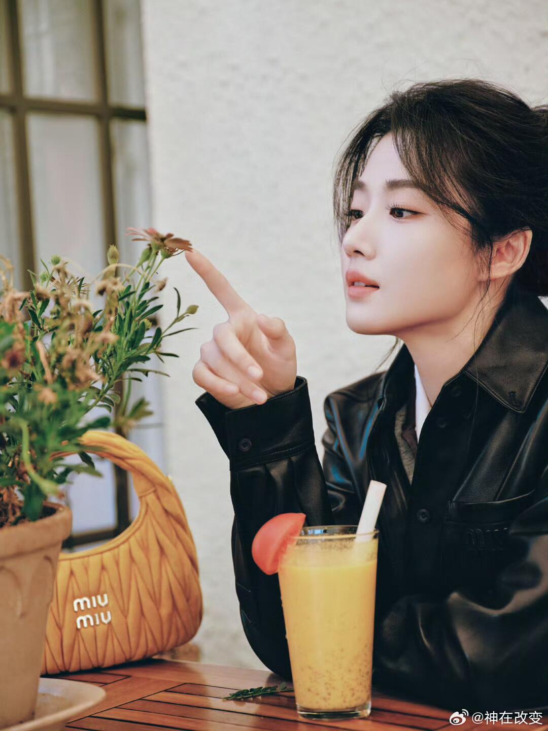卢昱晓卢昱晓这个miumiu拍的也太有感觉了|||不一样的风格，好美