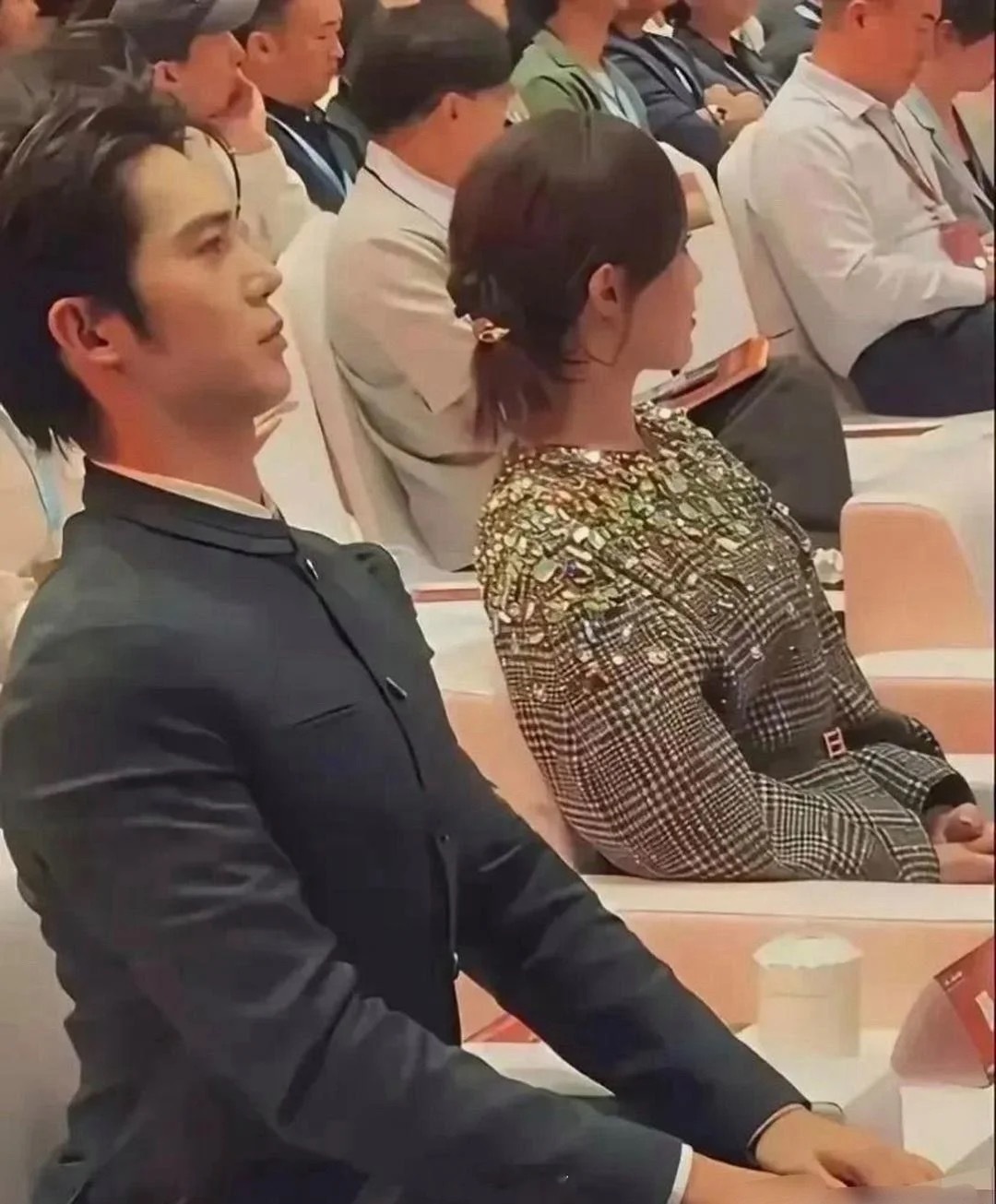 不怪旁边的小姐姐一脸尴尬，换我我也一样