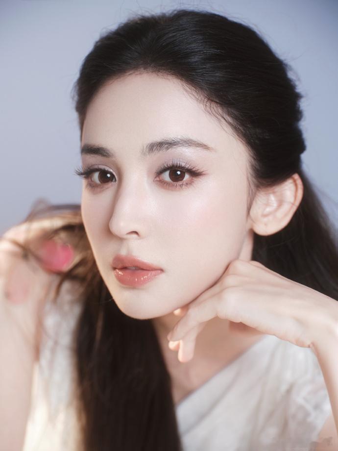 原来我17年就被娜扎记住了救命！17年合过影的粉丝都能被牢牢记住，这份记性也