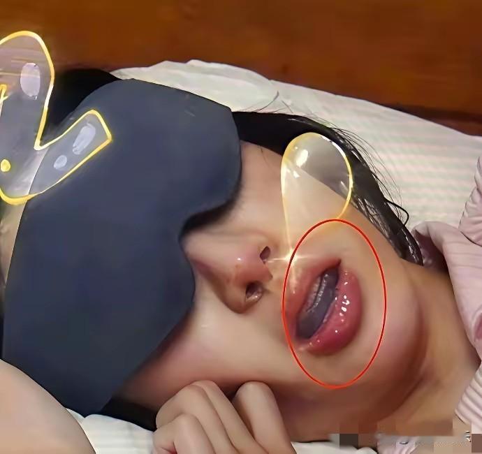 女明星太不容易了，金晨睡觉鼻子和嘴巴里都得戴东西，咱也没见过这些东西，看上去