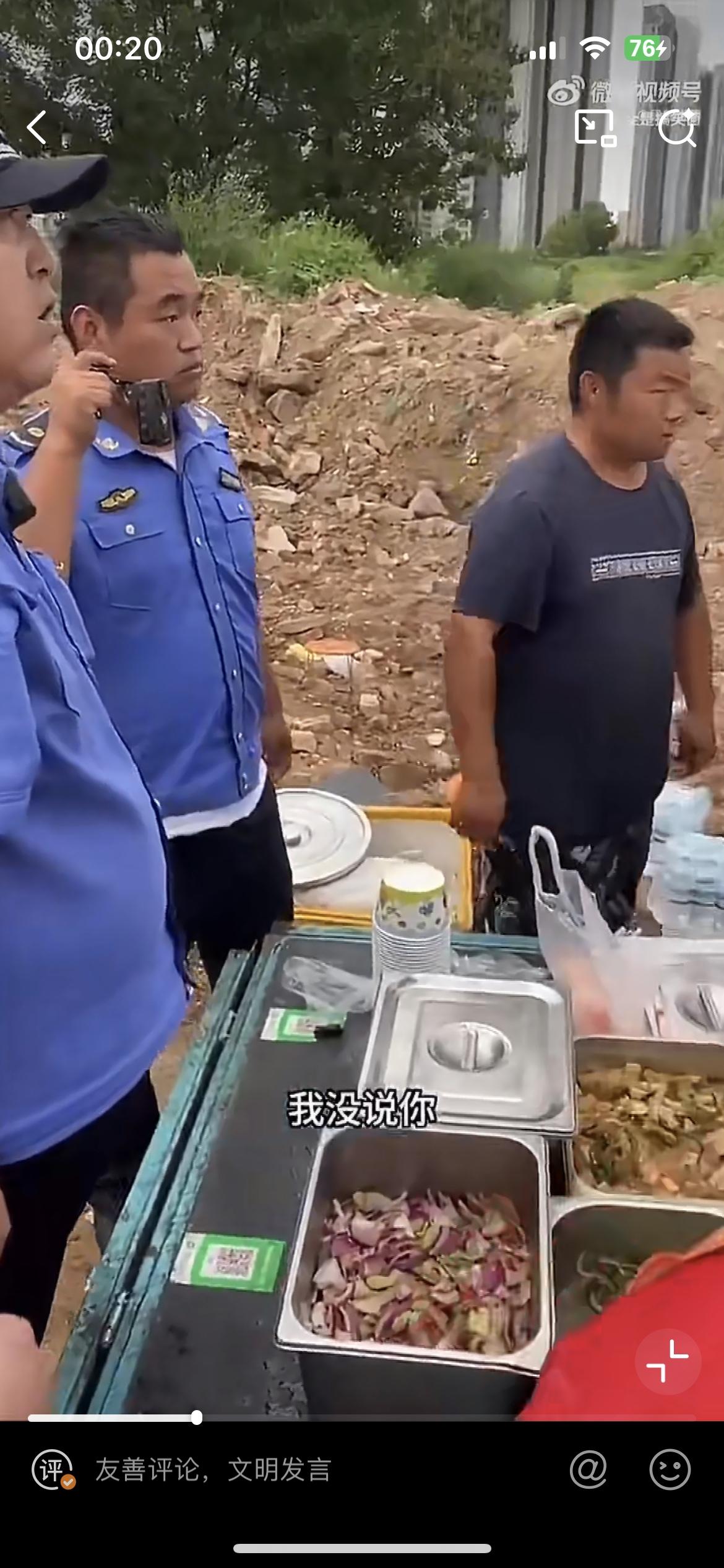 山东济南，一偏远工地城管驱赶卖盒饭的小贩，视频引起热议，在一个遍地泥巴的工地，周