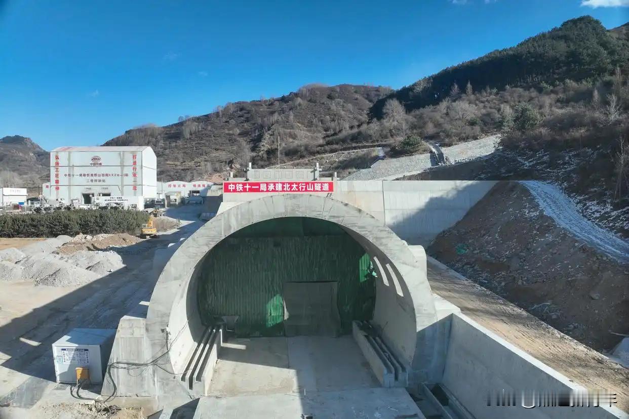雄忻高铁北太行山隧道全线贯通了！据了解，1月12日，雄忻高铁北太行山隧道实现