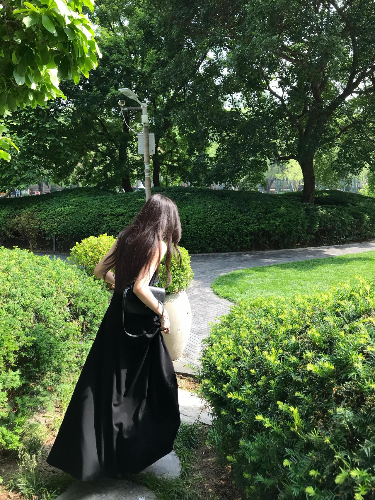 人这一辈子，为啥你年年买衣服，年年没有衣服穿？因为你衣柜里堆满的，是去