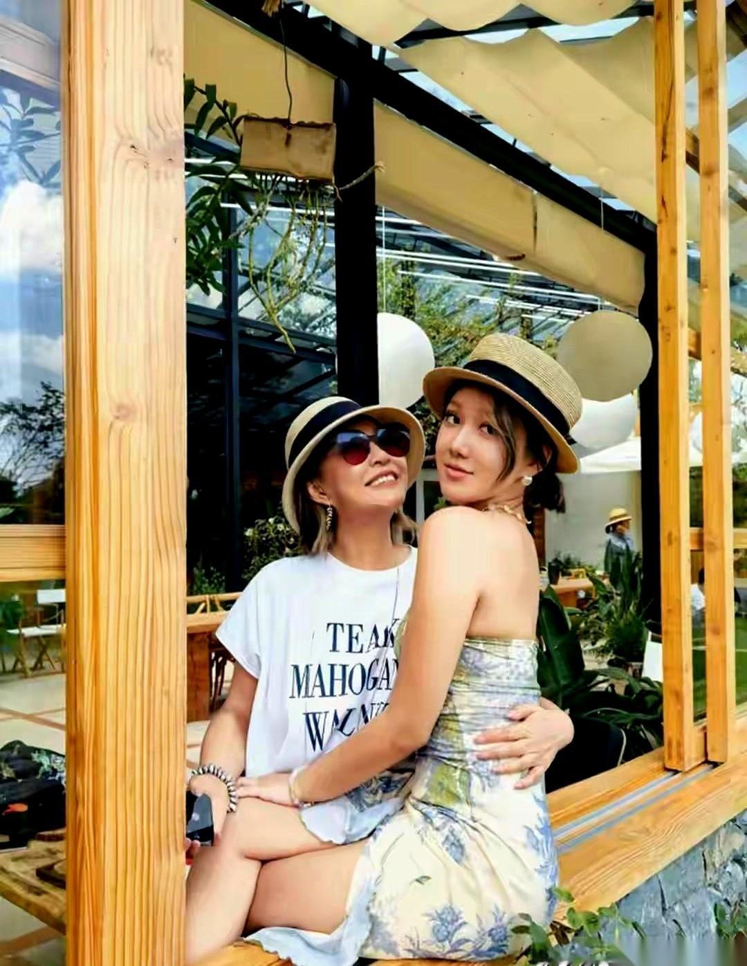 刷到李静她们家三代女人的照片，第一反应不是羡慕有钱，而是羡慕那种透出屏幕的松