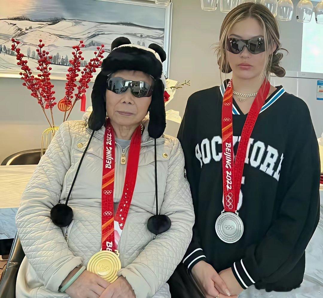 终于明白了，为什么谷爱凌把姥姥叫“奶奶”？不是因为她随母姓，也不是地方风俗，而是