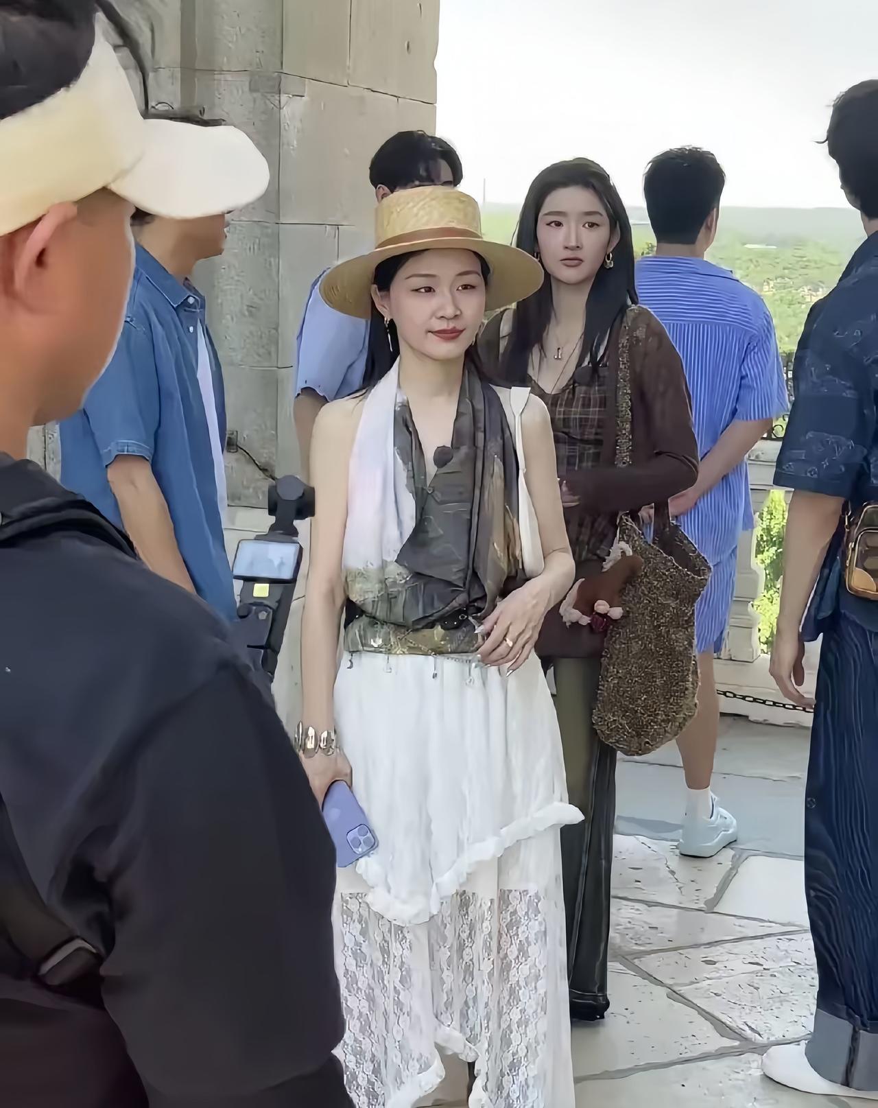 金靖近照，感觉她自从结了婚，有了孩子以后，气质和穿搭都不一样了。