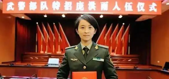 2001年，一个女老师竟然被特招参军还授少校警衔，但是有人却指出：“她的背后一定
